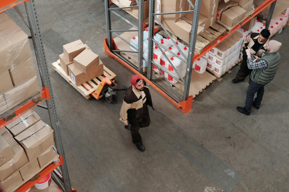 Nowoczesne rozwiązania dla logistyki – kiedy warto postawić na halę namiotową?